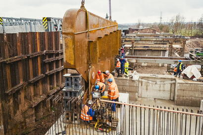 Stavba mostu v Řečanech pokročila, začala montáž konstrukce