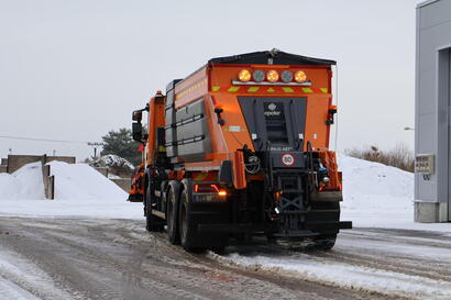 Letošní zima byla pro silničáře náročná. Spotřebovali více materiálu