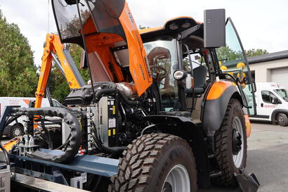 Třemošnické cestmistrovství má nový multifunkční traktor. Silničáři modernizují techniku i zázemí