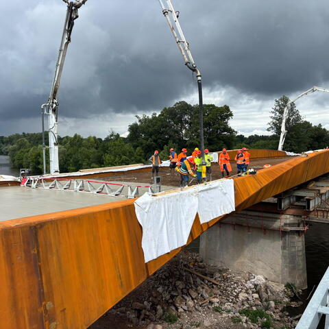 Betonáž mostu v Řečanech nad Labem
