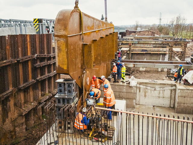 Stavba mostu v Řečanech pokročila, začala montáž konstrukce
