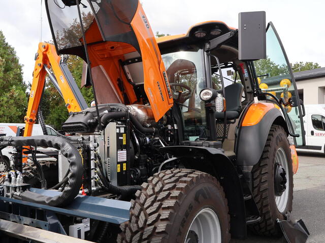 Třemošnické cestmistrovství má nový multifunkční traktor. Silničáři modernizují techniku i zázemí