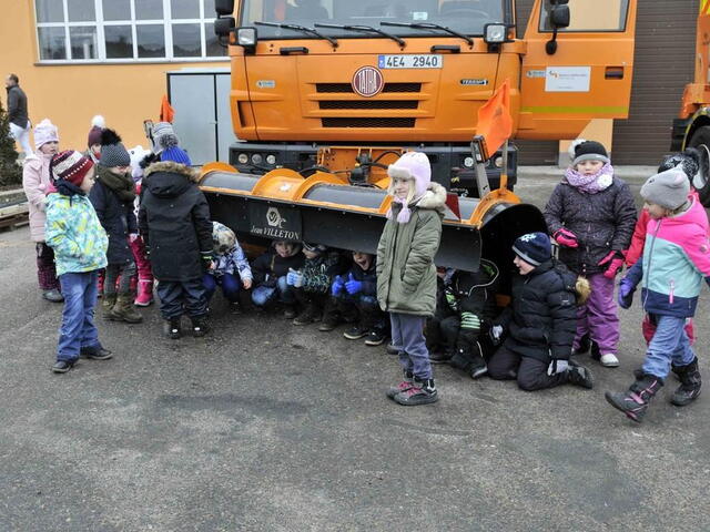 Cestáři dětem předvedli zimní údržbu hodně zblízka