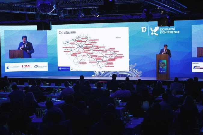 Experti na dopravu z celé země se sešli v Pardubicích. Dopravní konference propojila všechny módy dopravy