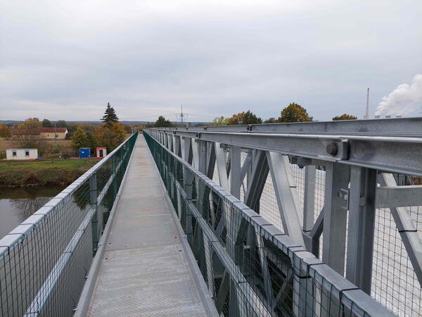 V Řečanech nad Labem se jezdí po provizoriu. Pěším slouží lávka