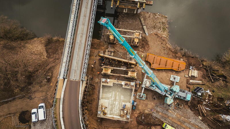 Stavba mostu v Řečanech pokročila, začala montáž konstrukce