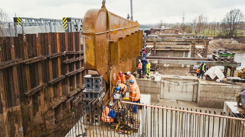 Stavba mostu v Řečanech pokročila, začala montáž konstrukce