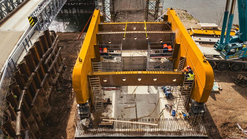 Stavba mostu v Řečanech pokročila, začala montáž konstrukce