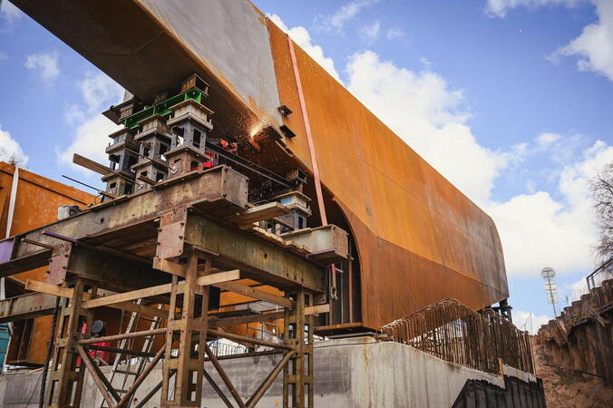 Stavba mostu v Řečanech pokročila, začala montáž konstrukce