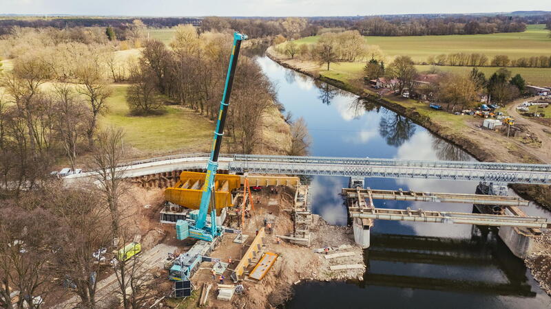 Stavba mostu v Řečanech pokročila, začala montáž konstrukce
