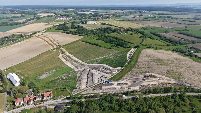 Archeologové na trase budoucího přivaděče k D35 odkrývají stopy dávných kultur