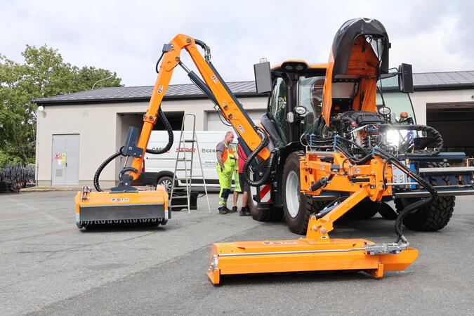 Třemošnické cestmistrovství má nový multifunkční traktor. Silničáři modernizují techniku i zázemí