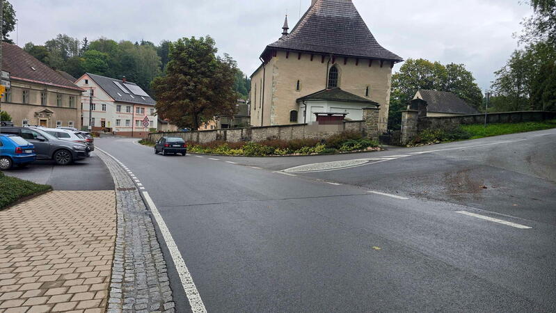V Klášterci skončila poslední etapa rekonstrukce silnice včetně velké opěrné zdi