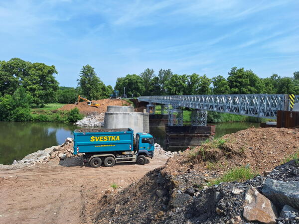 Stavební firma v Řečanech nad Labem odstraňuje původní most