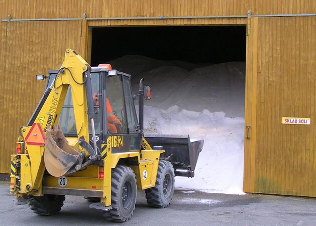 Zima se blíží. Krajští silničáři mají připraveno 14 tisíc tun posypové soli
