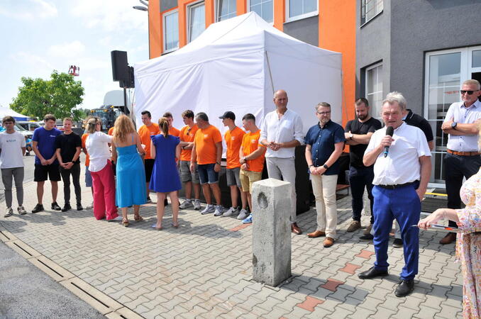 Spojení výuky s praxí: žáci automobilních škol sestavili náklaďáky silničářům