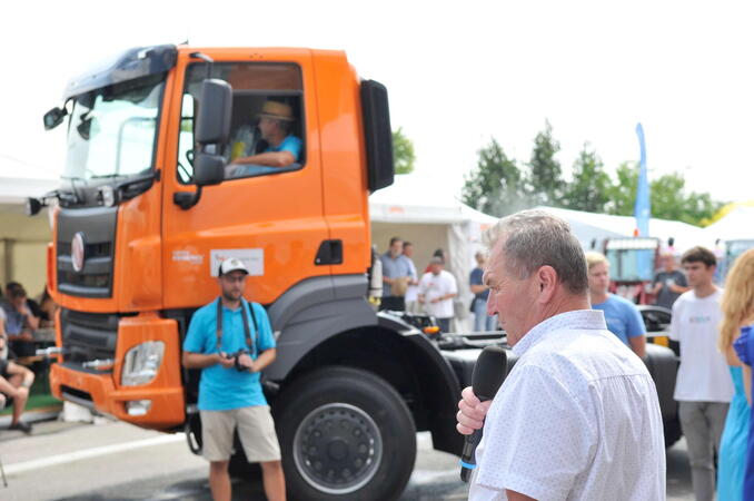 Spojení výuky s praxí: žáci automobilních škol sestavili náklaďáky silničářům