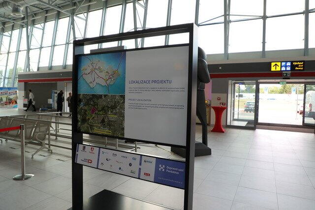 Unikátní výstava o Dopravním uzlu Pardubice je k vidění v letištním terminálu