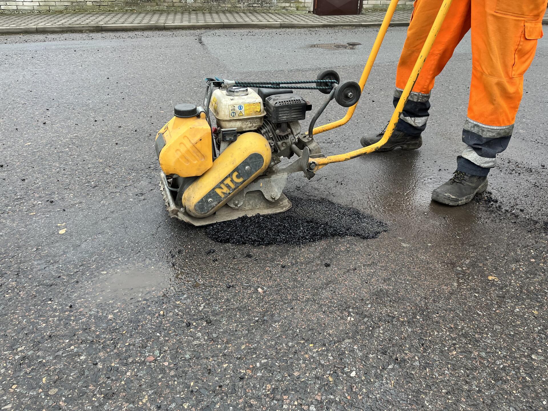 Podívejte se, jak v zimě opravujeme silnice