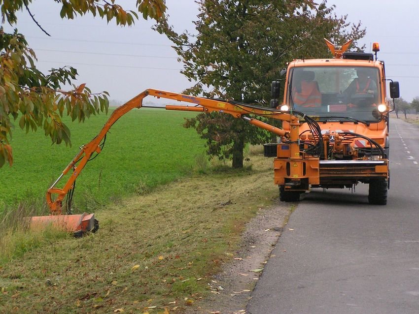 Údržba silnic - sečení trávy